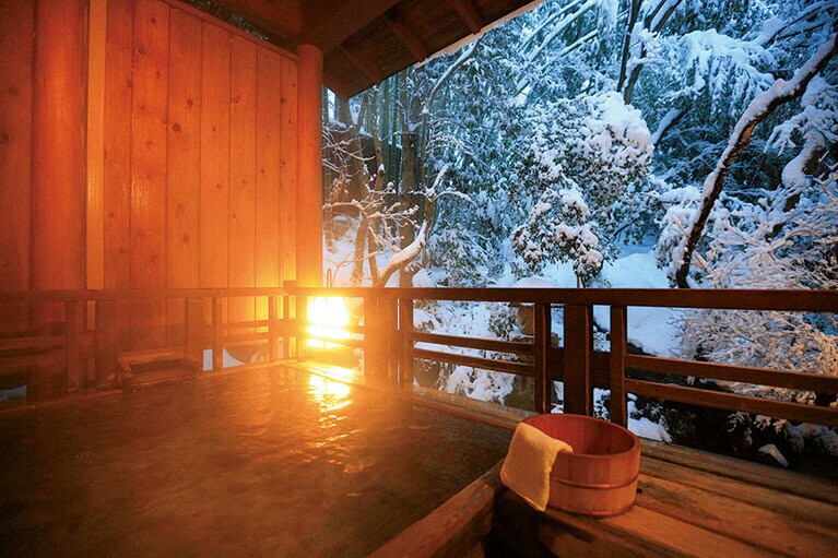 【ふるさとがしのばれる宿 角屋旅館】竹林が広がる露天風呂をひとりじめ。