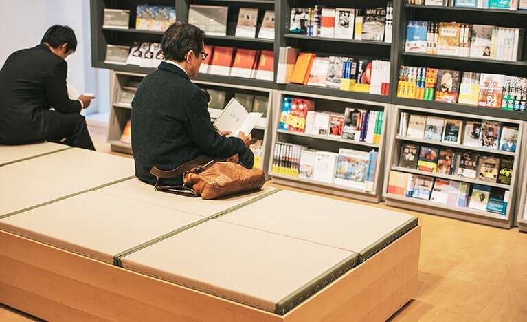 (C) 毎月スタッフが選ぶ推薦図書紹介コーナーには畳のシートも。
