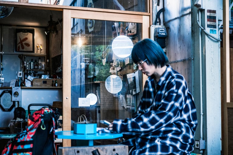 劇団「マームとジプシー」の主宰である藤田貴大さんが手がけるインスタレーション作品が街中に点在している。