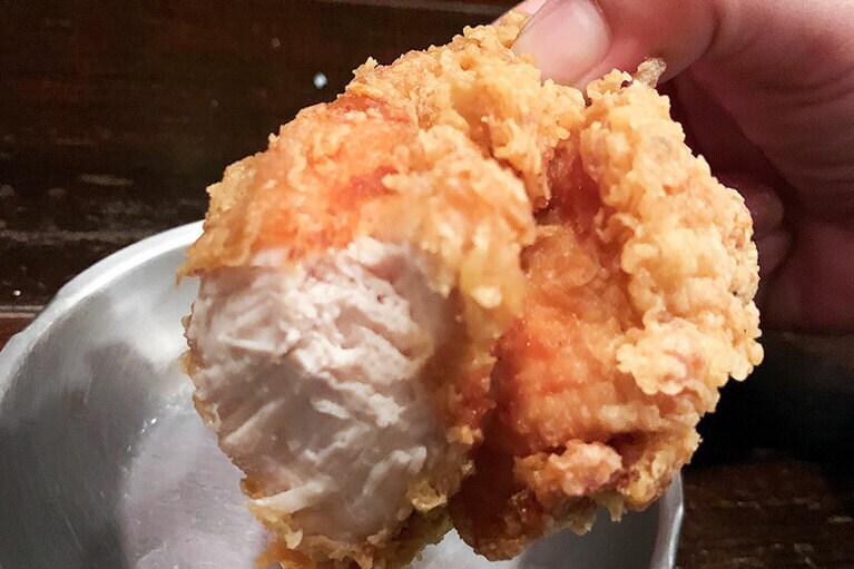 1ピースでも結構なサイズ感のあるチキン。手で持って、豪快にかぶりつき！