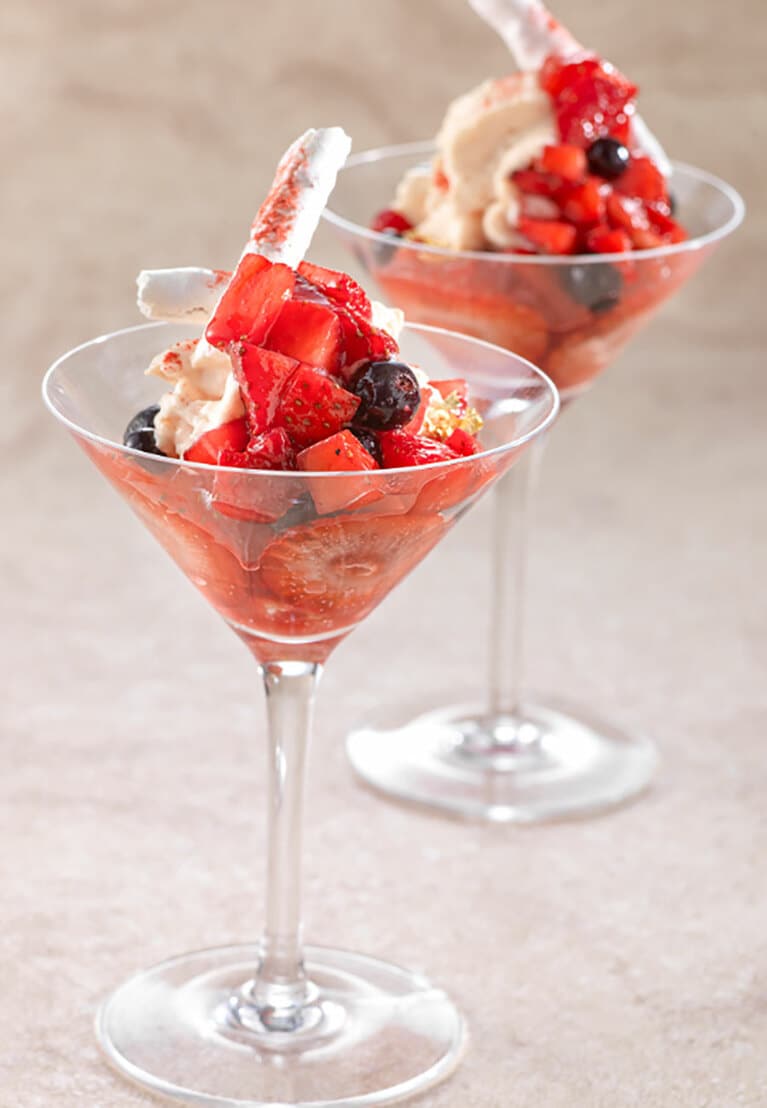 味に深みがある大人のためのパフェ「いちごとカルダモン風味のショコラのミニパフェ」。