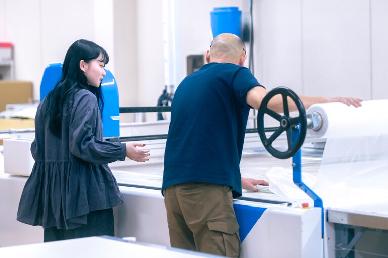 【俳優・山田杏奈がネストローブをまとう】徳島の風が肌に触れる、“心地よさの源泉”を巡る旅