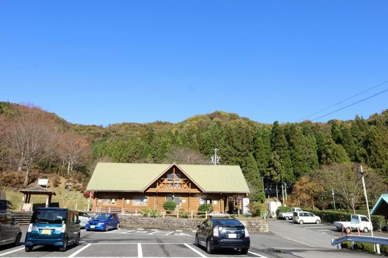 駐車場からほぼ真北。中央のピークが法林寺城