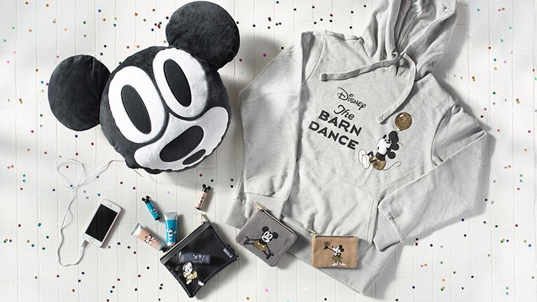 アクセサリーやスマホカバー、スピーカー内臓まくらなど幅広いラインナップで展開されるのは、デビュー作『蒸気船ウィリー』などの初期の作品がモチーフになったアイテムだ。レトロで表情豊かなミッキーが特徴的。シックでお洒落な色味で、年代を問わず使いやすい。©Disney