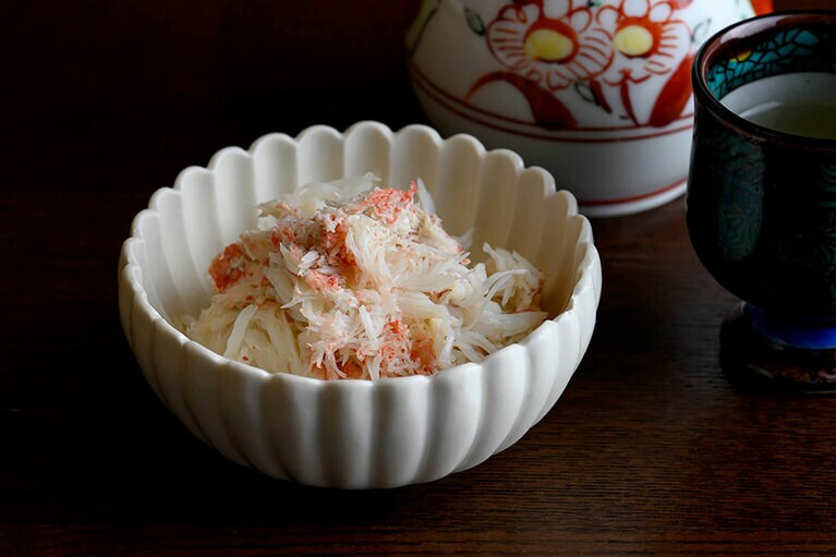 「活蟹のしめ縄蒸し」の身を掻き出し、地酒をちびちび……あぁ、至福。