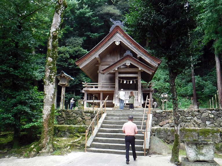 本殿の裏にある素鵞社。見落としてしまいそう。