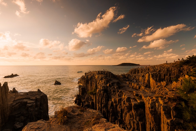 「東尋坊」の巨大な柱状の岩が続く海岸は、世界に3ヶ所しかない地質学的にも貴重な場所。