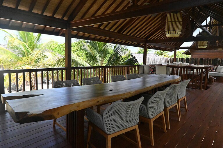 アウトサイドラウンジは高い位置から海を眺められます。