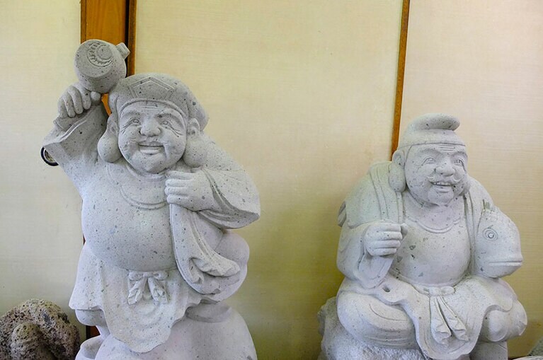 ［日本遺産・滝ヶ原地区］中谷さんの作品。固い石に表現された柔らかな表情に、名人ならではの高い技術が隠されています。