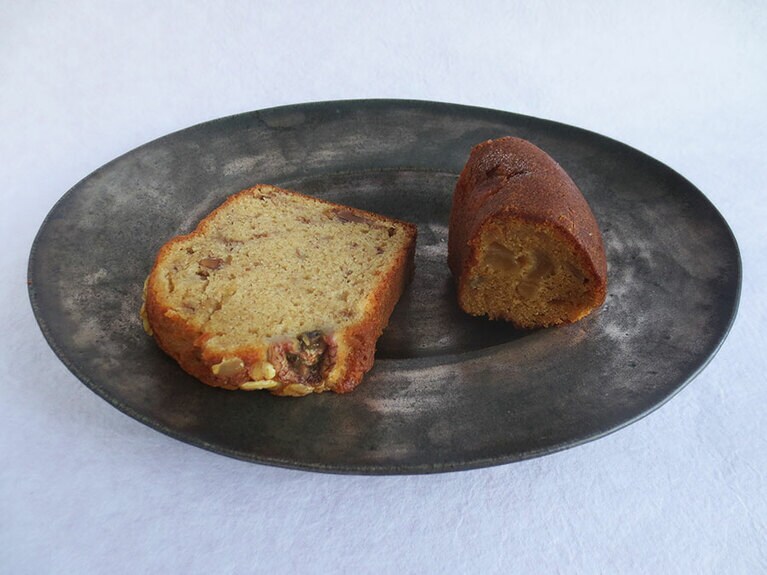 ケーキ2種類。右「キャラメルりんごケイク」380円、左「バナナとくるみのケイク」380円。