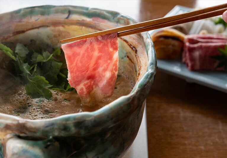 秋冬限定の特別会席、「阿蘇のねたくり鍋」。土鍋は、阿蘇の草原をイメージした特製。