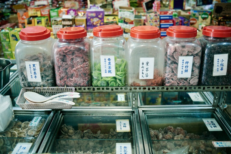 色とりどりのお菓子が並ぶレトロな駄菓子屋さん。