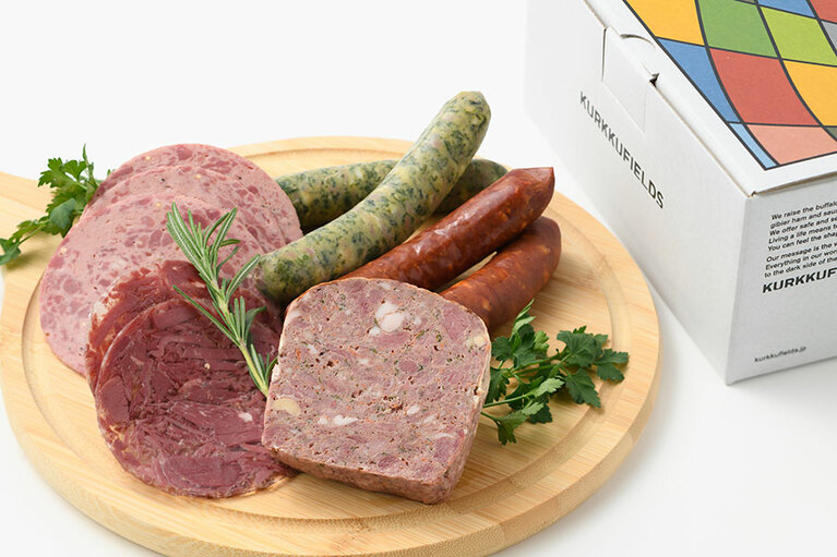 ジビエおまかせセット3,000円(猪野菜ソーセージ100g〈野菜は猪ニンニクの芽、猪キャベツなど使用〉、猪ビアヴルスト60g、鹿チョリソ100g、鹿コンビーフ30g、ジビエテリーヌ100gなど)※季節や状況に応じて内容が変わります。内容は選ぶことができません。