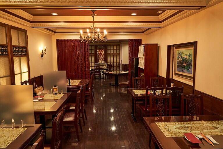 2階は、チャイニーズロマンスをテーマにしたシックな雰囲気のフロア。内装から照明器具、調度品にいたるまで一点一点を上海で調達し、フランス租界時代のモダンな雰囲気を演出。