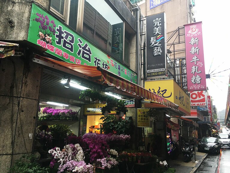 ピンクの大きな看板が目を引く外観。