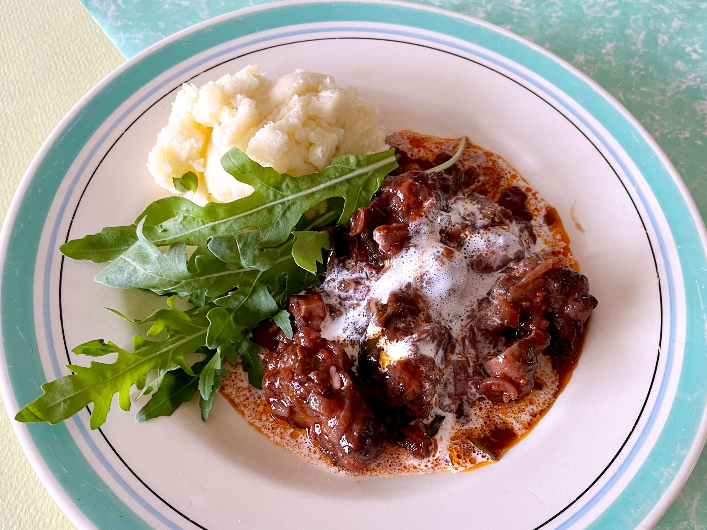 「牛肉の赤ワイン煮」。