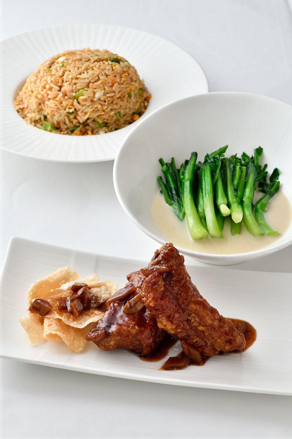 香港産の豚のスペアリブ、魚のダシで煮込んだ青菜、チャーハン。
