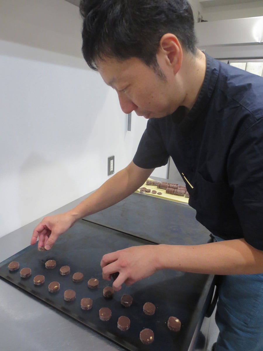 ていねいにお菓子を作る田中隆亮さん。