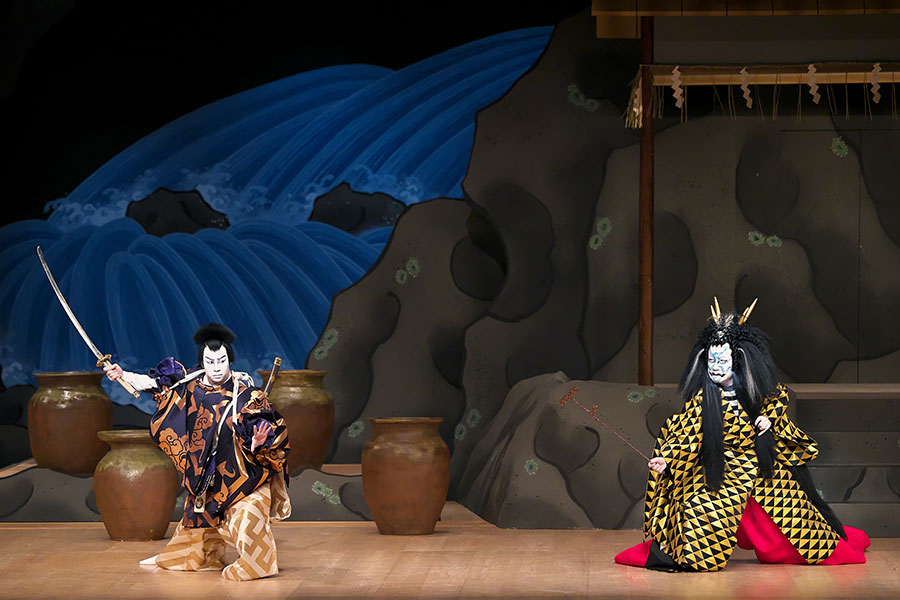 左から素戔嗚尊（虎之介）、八岐大蛇（扇雀） 舞台写真提供：国立劇場