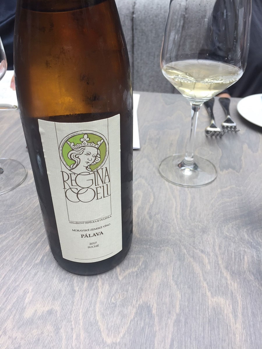 ビール大国のチェコだが、南モラヴィア州はワインが有名。酸の効いた白ワイン。