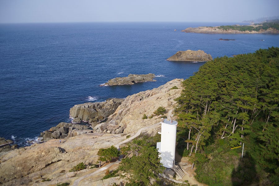 灯台からは海断崖絶壁が続く海岸線を見下ろすことが出来る。
