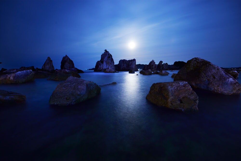 月夜に浮かび上がる伝説の奇岩・橋杭岩。