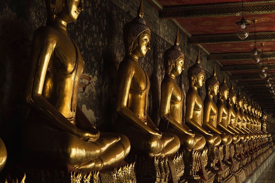 礼拝堂を囲む回廊には、156体もの仏像が並んでいる。