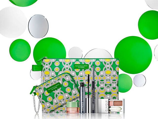 鮮やかなカラーのポーチもかわいい 人気アイテムが揃うクリニークのコフレ 女心が躍る 14年クリスマスコフレ