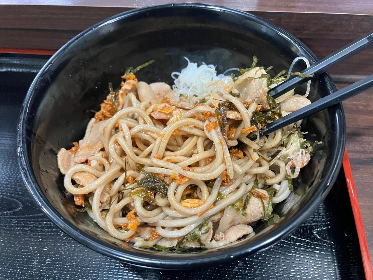 「冷やしラー油肉そば」はよく混ぜて食べる