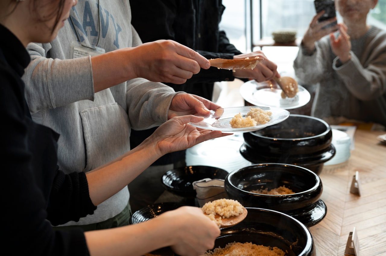 4つの窯で、4種類の玄米を食べ比べ。
