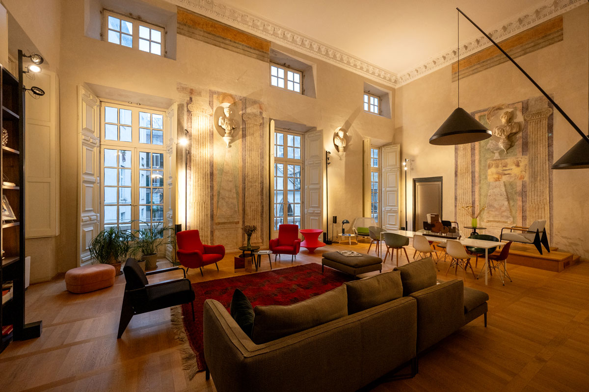 開放的なラウンジスペースでは読書や旅の計画を練って過ごしたい。