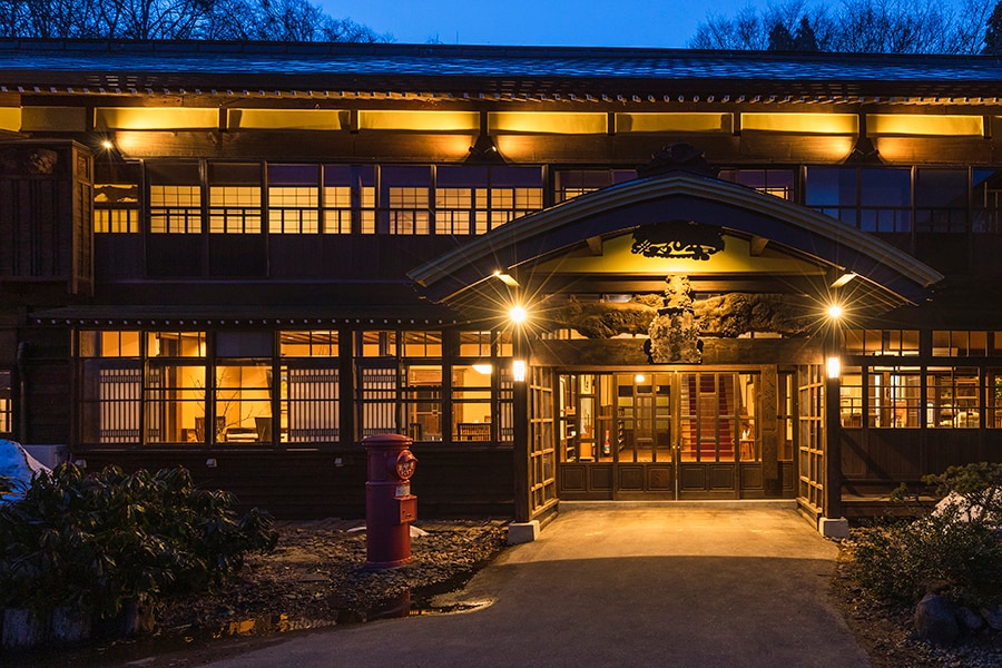 蔦温泉旅館●その由緒は平安時代にまで遡る東北屈指の名湯・蔦温泉。この地で多くの文人たちに愛されてきた「蔦温泉旅館」は、風格ある建築が旅情をそそります（写真は 1918年に完成した本館）。また、2022年にはラグジュアリーな半露天風呂付き離れの客室も誕生し、とびきり贅沢な滞在を満喫できます。