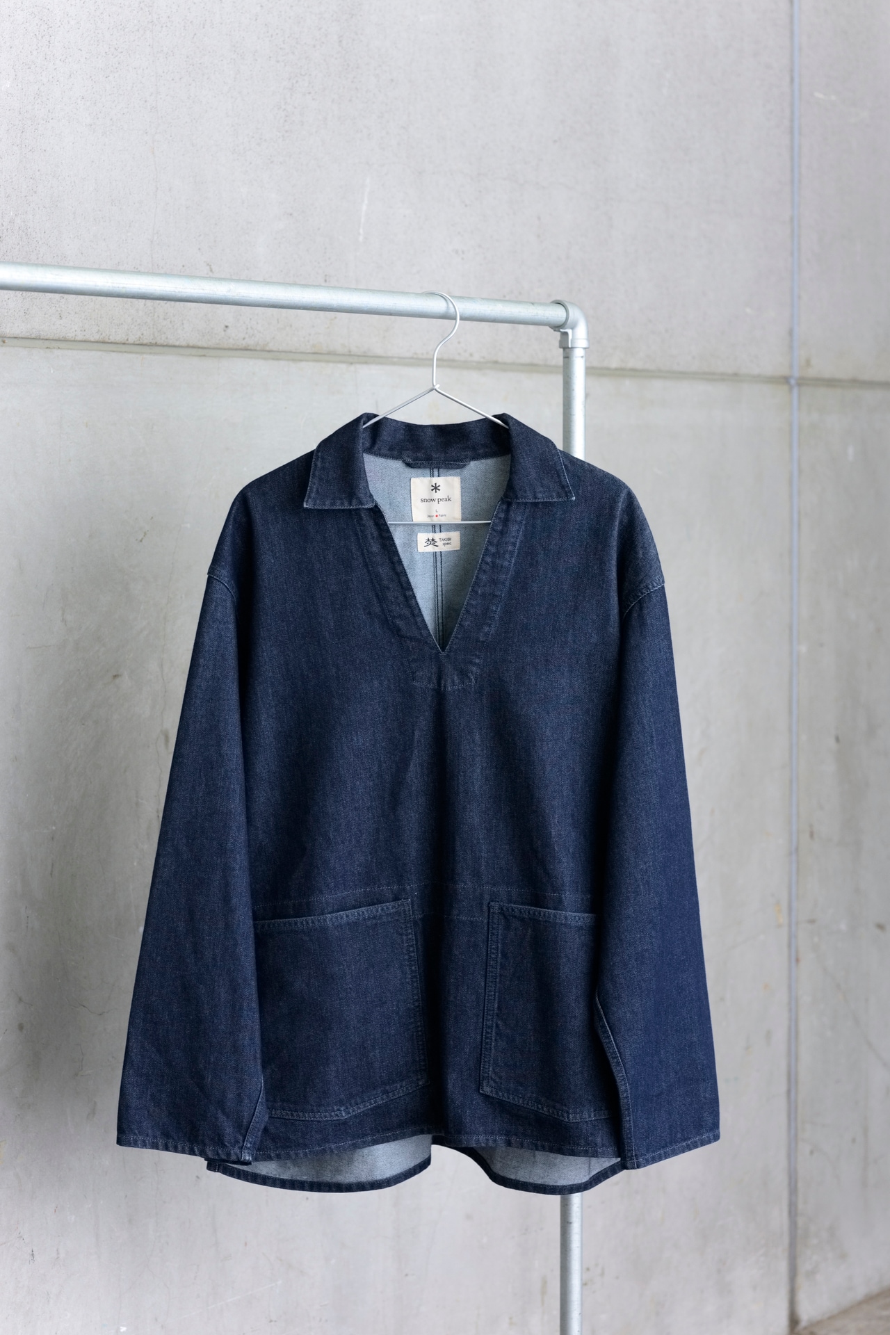 Snow Peak「TAKIBI Denim Pullover」。