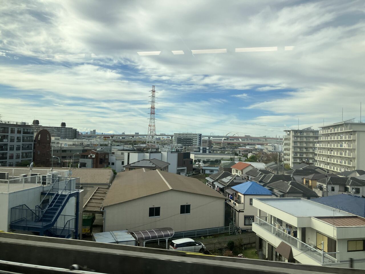 車中から雪をいただいた富士山がみえた