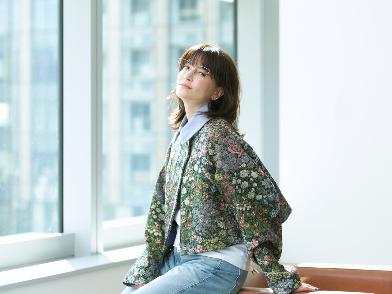 ジャケット¥149,600、デニムパンツ¥75,900／ともにMSGM(エムエスジーエム) (アオイ http://aoi-net.jp)、ピアス左耳 上のパール¥36,600、左耳 下¥84,700／ともにヒロタカ 表参道ヒルズ、アイウエア¥83,600／アーレム (グローブスペックス エージェント)、ピアス右耳、靴、インナー／本人私物