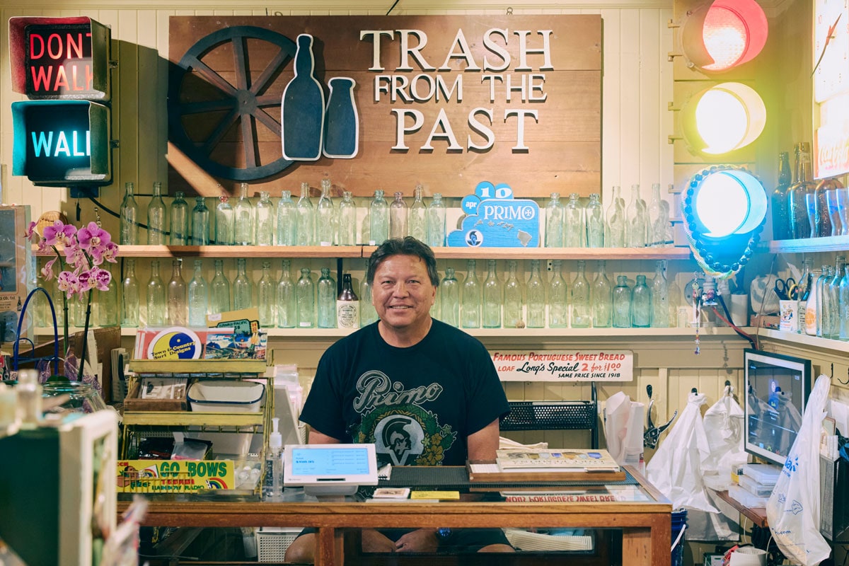 オーナーのひとり、マイクさん。背後に並ぶ古いボトル専門のコレクターで、彼のコレクションも店頭で販売中。