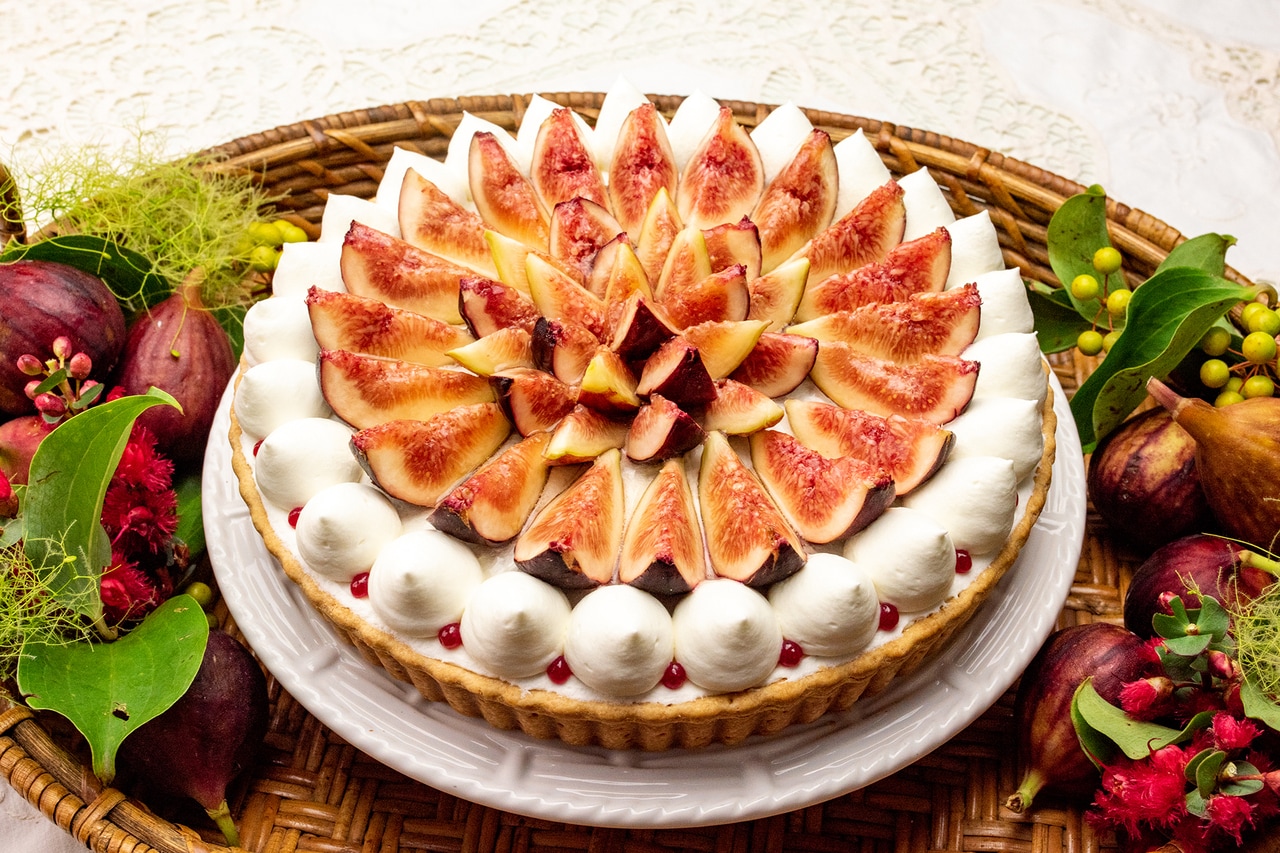 カットされたイチジクとクリームが華やかな印象をもたらす「イチジクのタルト ～ショートケーキ風～」。