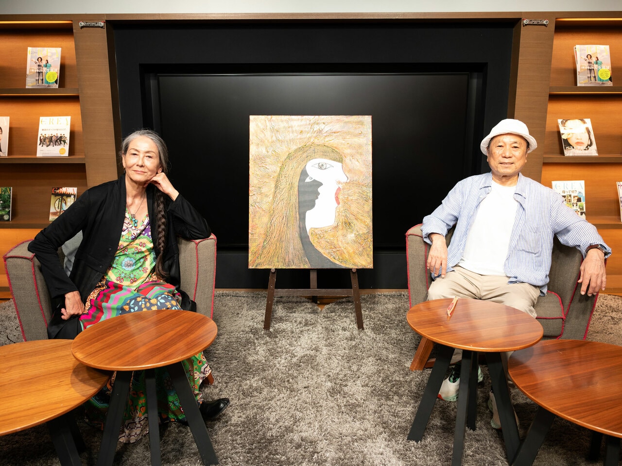 浅野順子さん(左)と近田春夫さん(右)。中央は順子さんの作品。