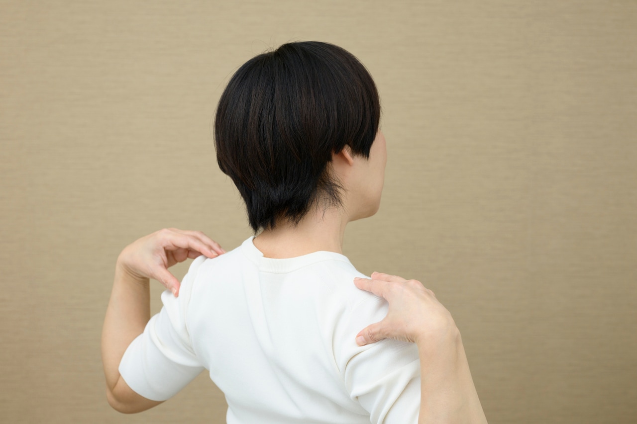 両肩を下げ、胸を突き出すようにして、5秒キープ。