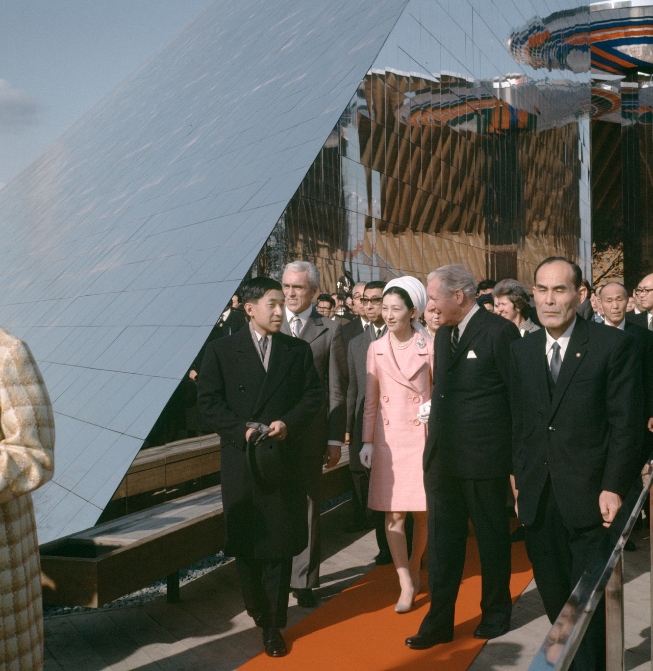 1970年、大阪万博の開会式に出席された皇太子時代の上皇さまと美智子さま。©時事通信社