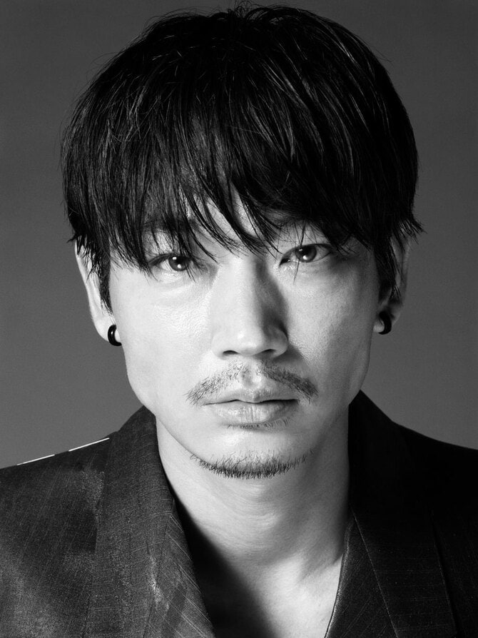 2ページ目)俳優・綾野 剛と写真家・操上和美 「生きていく指針が詰まっ