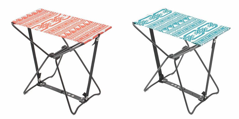 折り畳みスツール Nativeオレンジ／ブルー 780円。