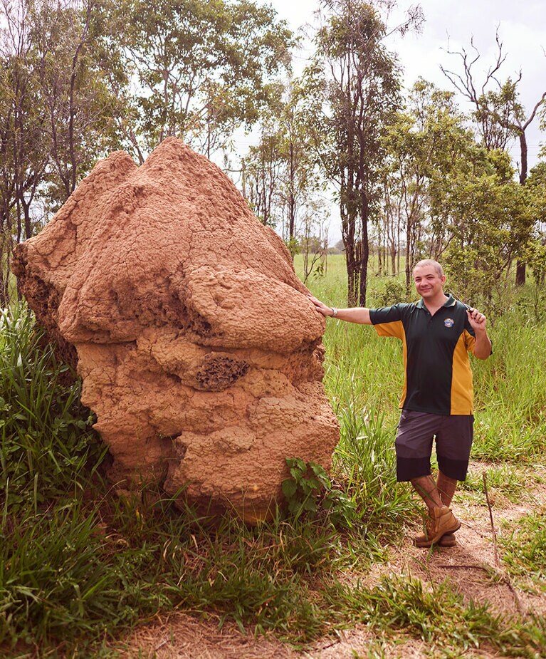 巨大なアリ塚では、アリを採ってもらって食べる体験。ドライバー兼バーベキューのシェフと。／どきどきツアーズ