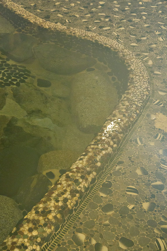 【登録有形文化財の宿 名泉鍵湯 奥津荘】宿の顔とも言える「鍵湯」。／Photo: Manami Takahashi
