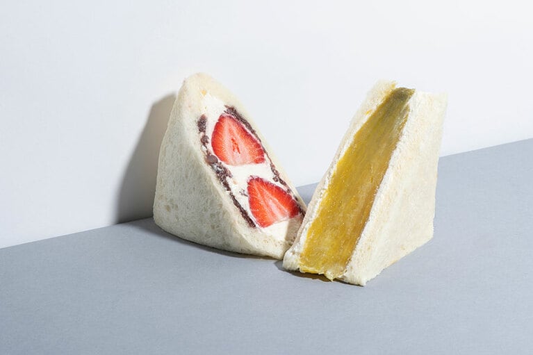 写真左から、「いちごと餡子」590円、「シルクスイート」554円。