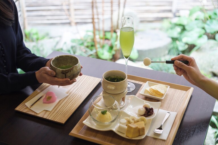 (左)抹茶と季節の和菓子のセット900円、(右)抹茶チョコフォンデュ800円(税抜)、冷玉露600円(すべて税抜)。