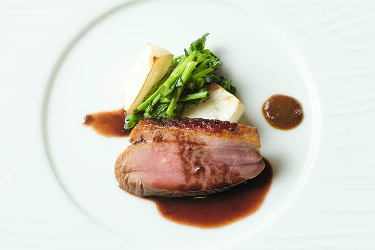 地物野菜のサラダを添えた、野田鴨ロースト。繊細な肉質のクセのない鴨で、青唐辛子を使った三升漬けのソースなどでいただきます。