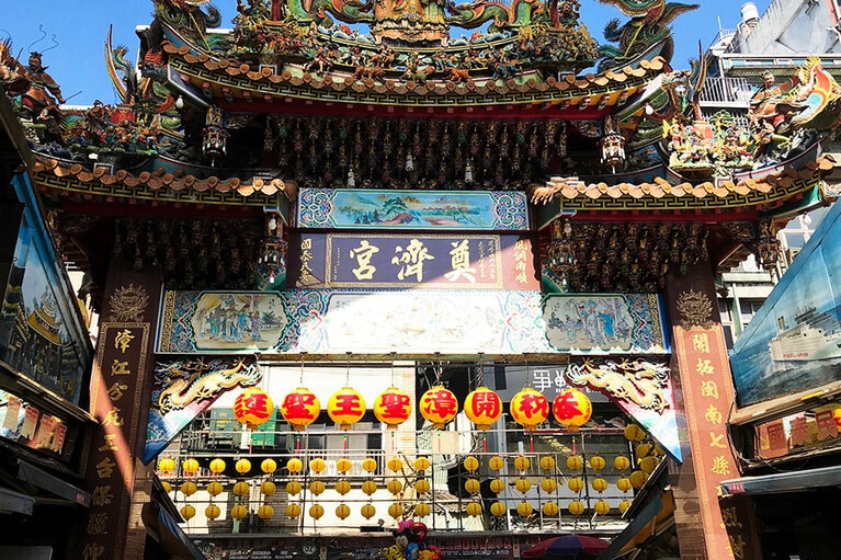 基隆の尊斎宮。この廟の周りに屋台が出るようになり、夜市に発展。