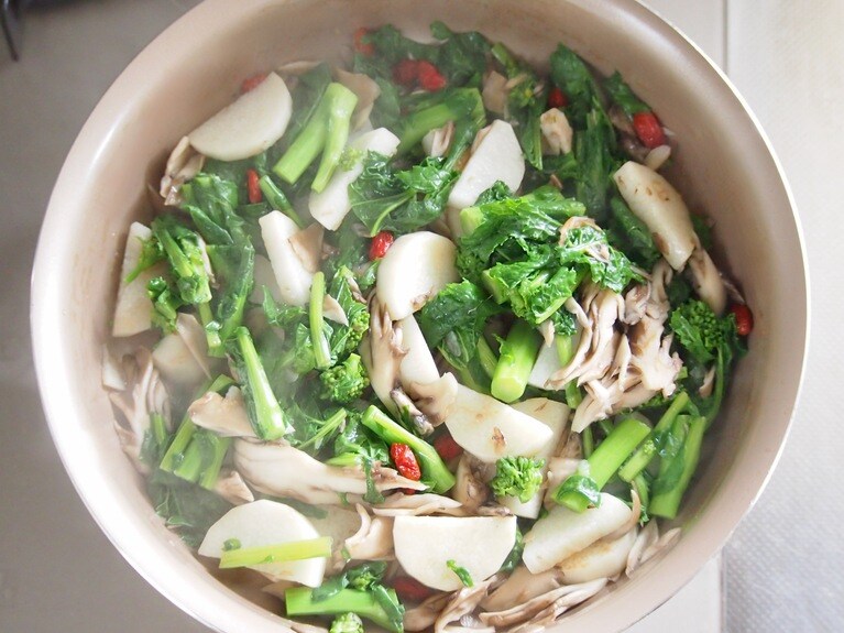 舞茸がしんなりしてきたら、菜の花、クコの実を入れて再び蓋をしながら加熱する。好みで塩を振り、味付けする。