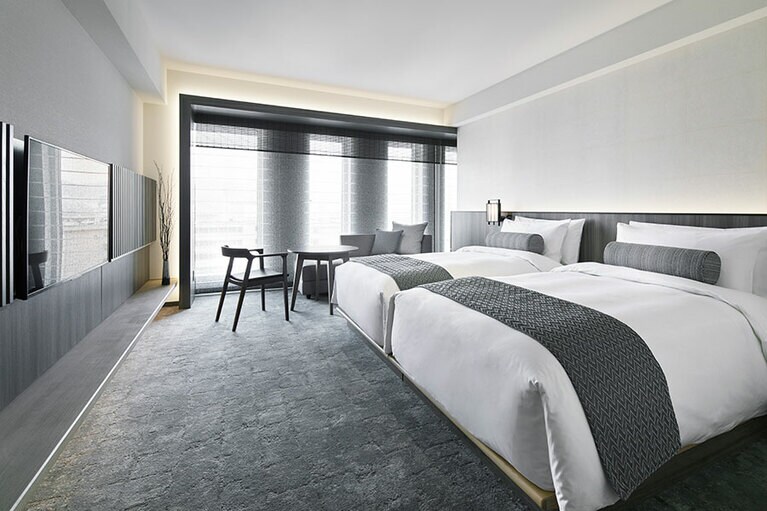 客室の一例。家具を低めに設えることで、京町家にいるような空間を演出している「スーペリアツイン」。